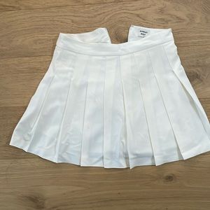 Olivia skirt from Aritzia in size 4. Mint condition just not my style anymore